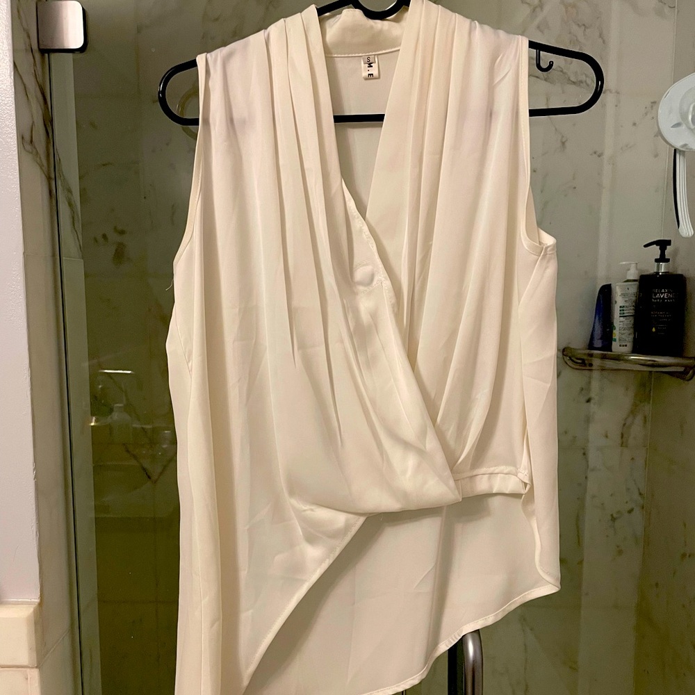 Irregular chic blouse with magnetic clasp. Very chic!!